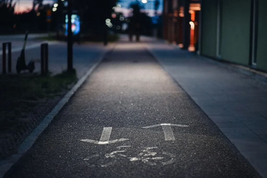 Czy można jeździć rowerem po chodniku