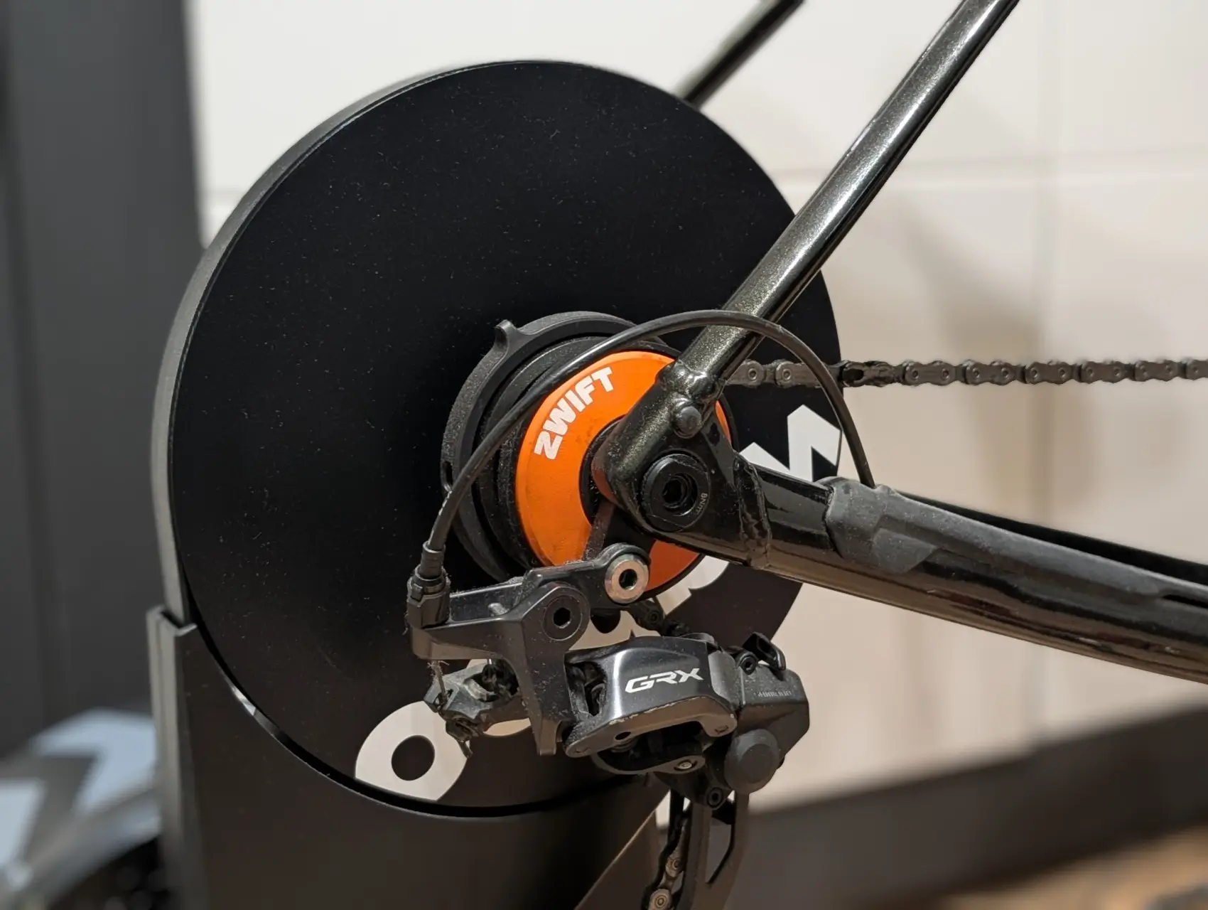 Recenzja Zwift Cog & Click. Czy to najlepsze, co spotkało trenażery?