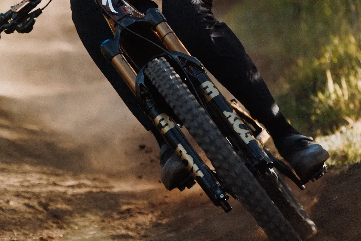 Nowy FOX 38 na sezon 2026 szokuje – jeszcze lepsza kontrola w terenie