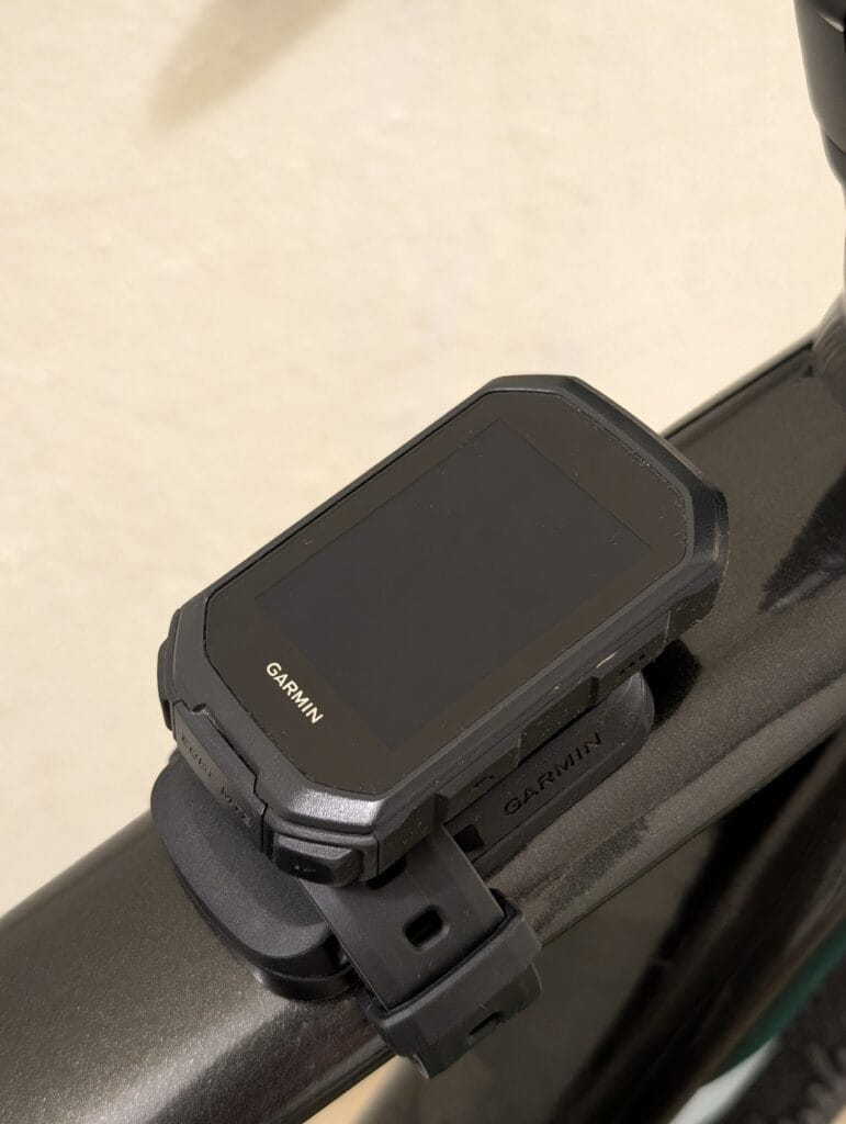 Recenzja Garmin Edge MTB - licznik stworzony w teren, nie na asfalt 9 Garmin Edge MTB mocowanie