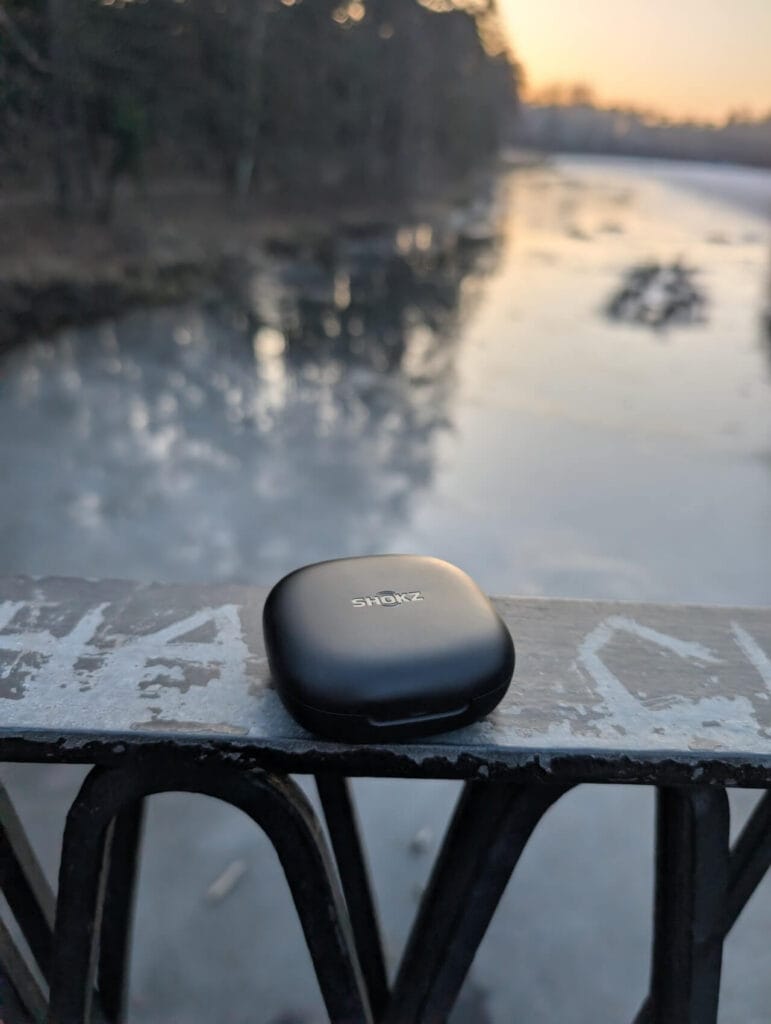 Recenzja Shokz OpenFit 2+ - słuchawki, które szybko stały się moimi ulubionymi 6 Shokz OpenFit 2+ case