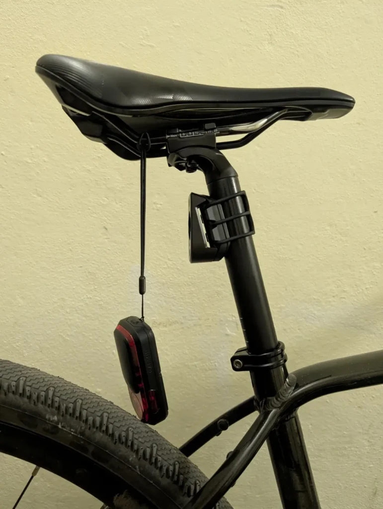 Długa przerwa, wielkie nadzieje – Recenzja Garmin Varia RearVue 820 13 Garmin Varia RearVue 820 uchwyt