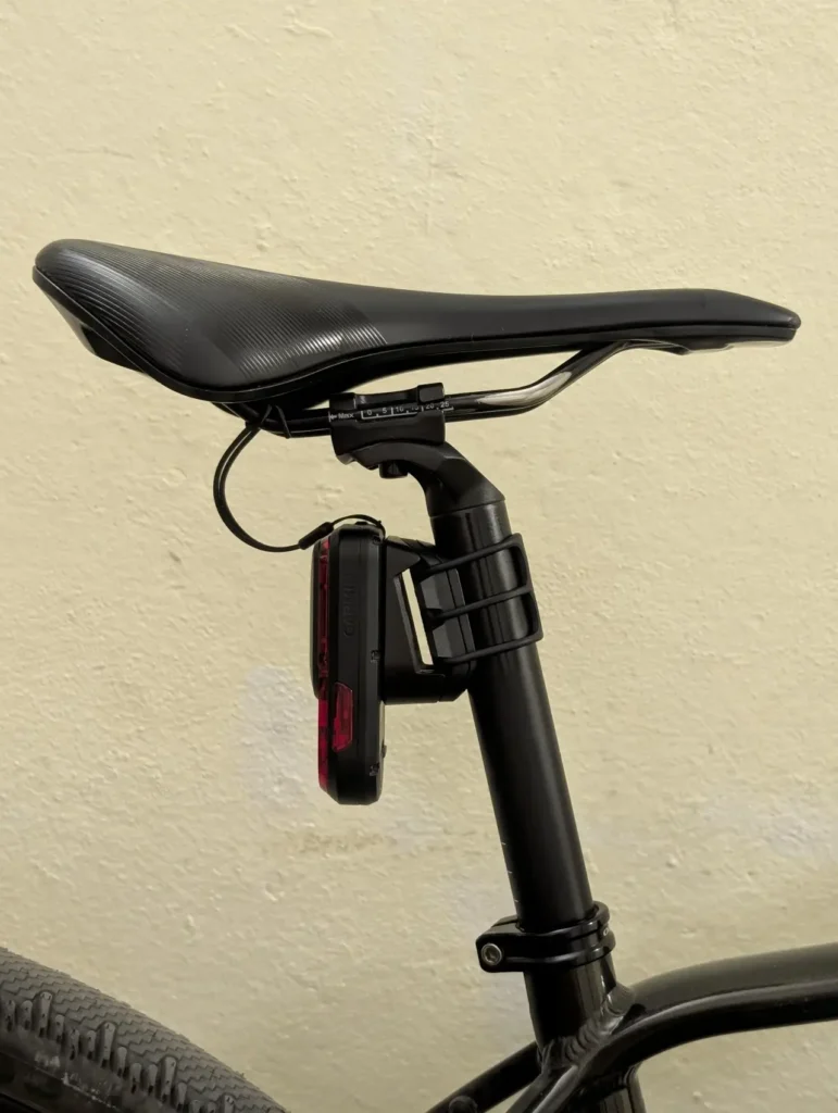 Długa przerwa, wielkie nadzieje – Recenzja Garmin Varia RearVue 820 12 Garmin Varia RearVue 820 uchwyt